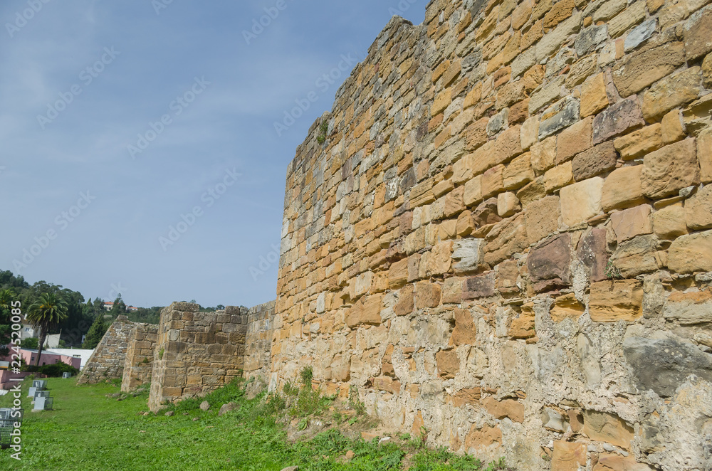 Muralla del castillo de Alcobaça, Portugal.