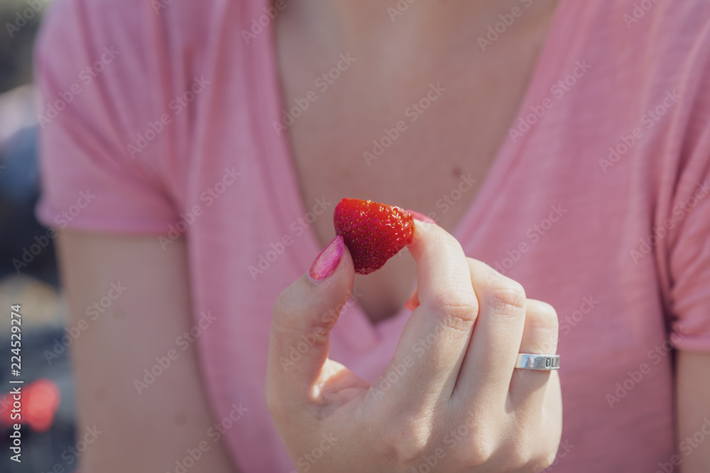 Obraz premium closeup of woman holding a strawberry