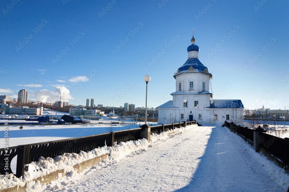 Naklejka premium Kościół Wniebowzięcia Najświętszej Maryi Panny, Czeboksary, Rosja.