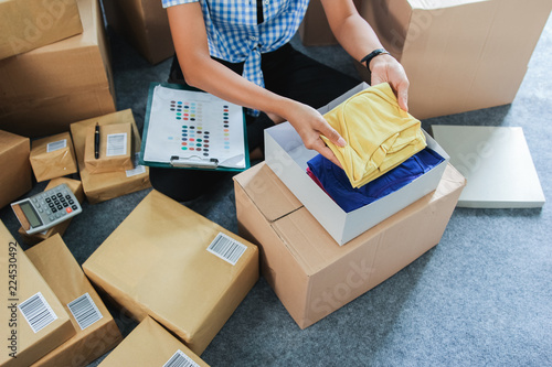 Obraz na płótnie online fashion seller packing the product