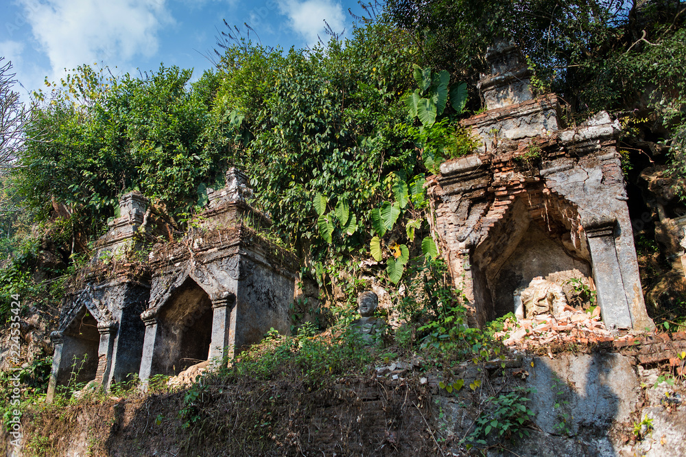 Fototapeta premium ancient temple in Thailand