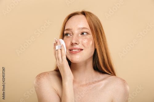 Foto Beauty portrait of a smiling young redhead topless woman