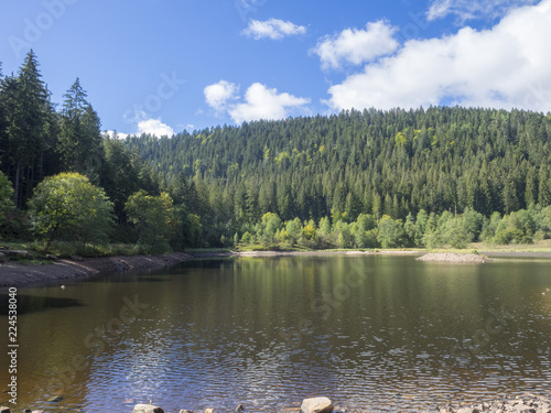 Wandern im Schwarzwald. Der Sankenbachsee und die Sankenbach-Wasserfälle im Nordschwarzwald, Lage Baiersbronn, Landkreis Freudenstadt. Eines der imposantesten Karsee und idyllischen Plätze im Schwarzw photo