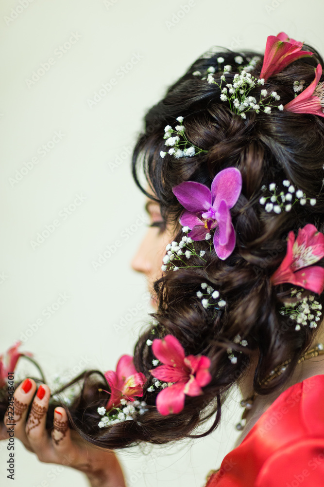 Vedic hairstyle bride decor whith many flowers