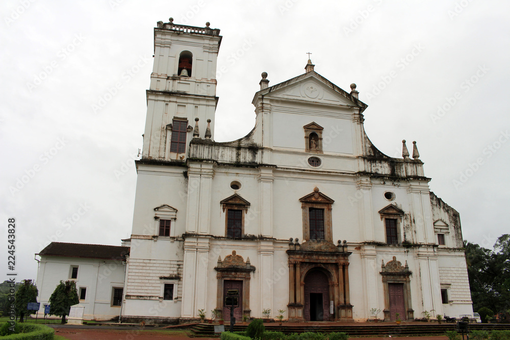 Fototapeta premium The white majestic Se Cathedral of Old Goa (Goa Velha)