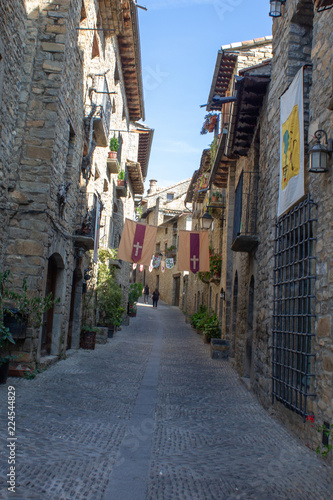calles,plazas y soportales con casas típicas de un pueblo medieval de españa-Ainsa-Huesca