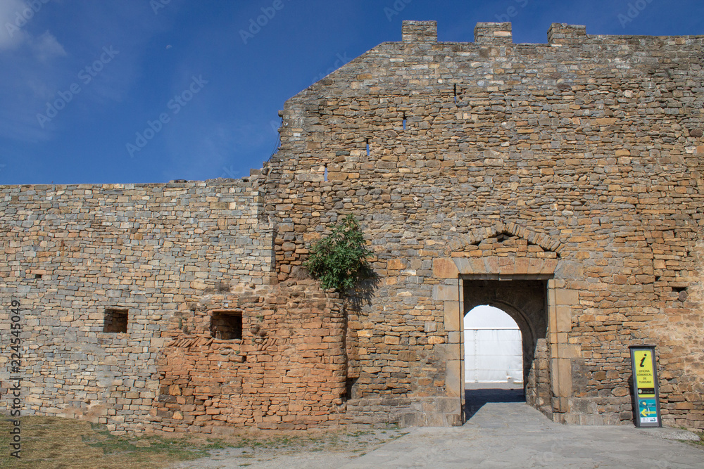 Ruinas del castillo medieval de pueblo español-Ainsa_Huesca