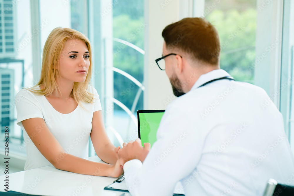 Obraz premium Doctor is currently diagnosing woman with history of patients recorded through online talk from laptop. To maintain healthy strong for women. And fertility / infertility counseling using technology.
