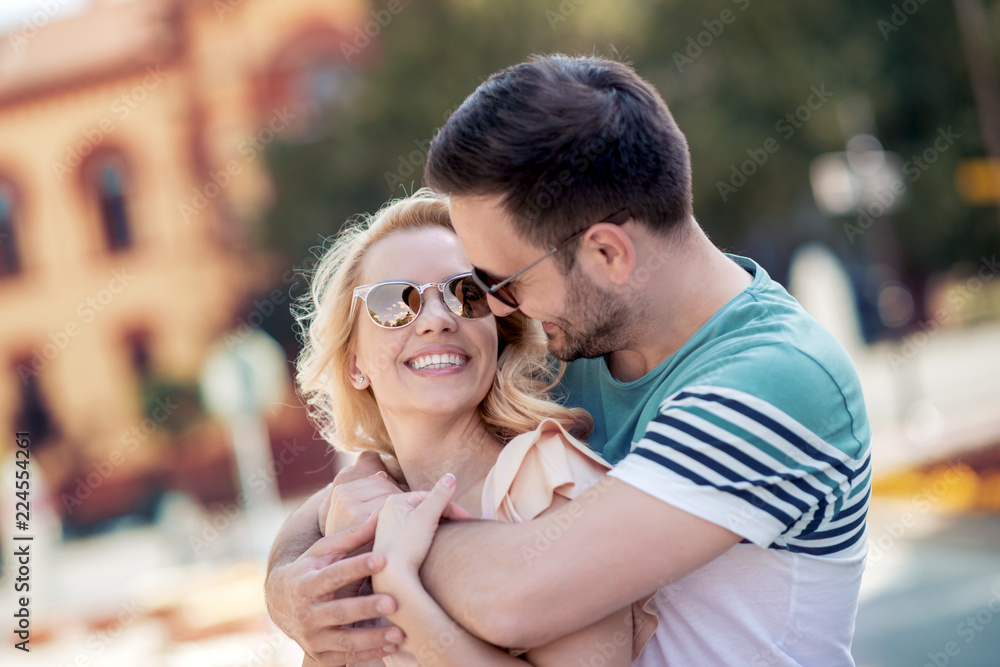 Obraz premium Lovely couple in city street