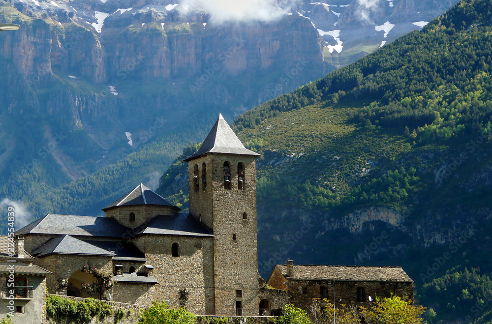 Torla, iglesia y pueblo frente al Cañón de Ordesa (Pirineos)