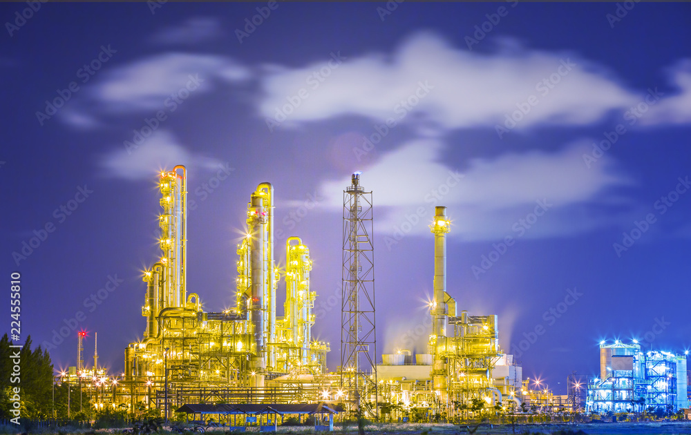 Obraz premium Petroleum oil refinery plant on twilight time