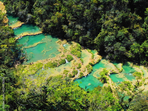 Semuc Champey  en Guatemala. Impresionantes piscinas naturales photo