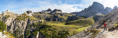 Dolomitenpanorama mit Dreizinnenhütte photo