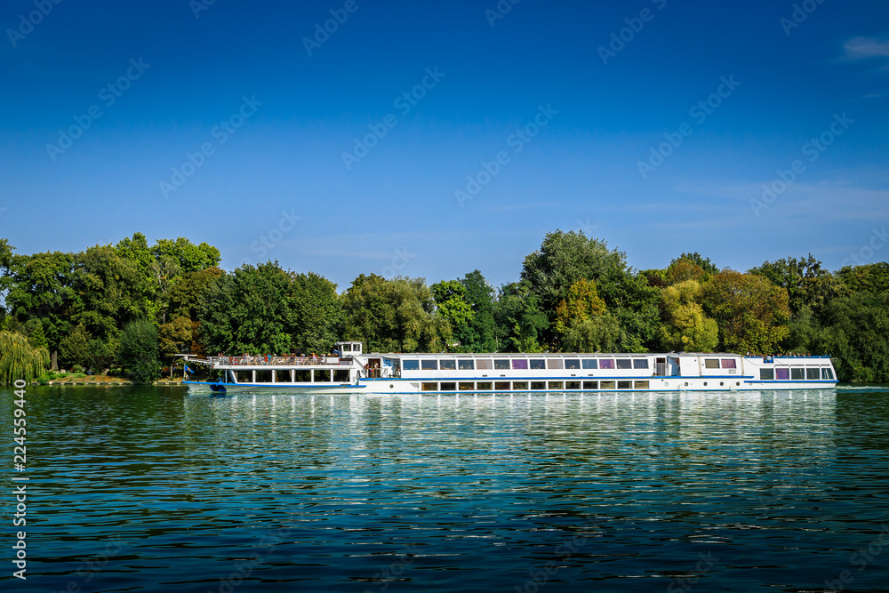 Fototapeta premium Ausflugsschiff auf der Spree in Berlin