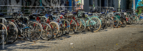 Viele Fahrräder in einer Reihe am Bahnhof abgestellt, Panorama