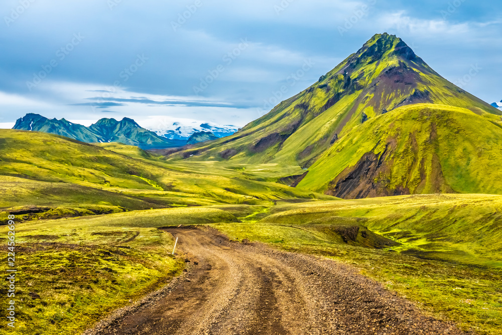 Fototapeta premium Otherwordly beautiful landscapes of Alftavatn in the Fjallabak Nature Reserve in the Highlands of Iceland. In the middle of the famous Laugavegur hiking trail.