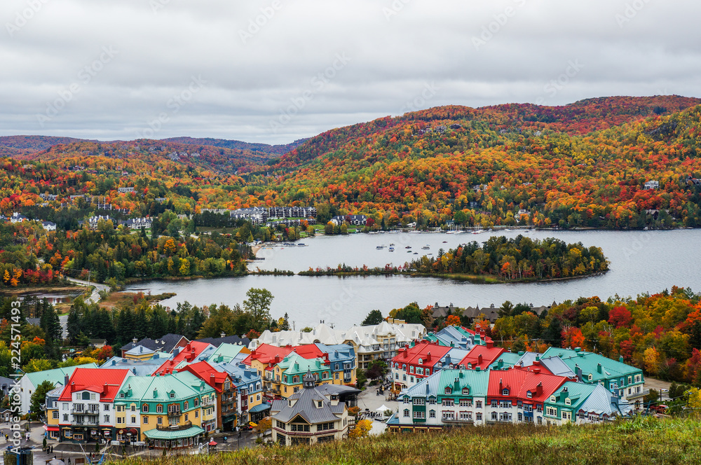Obraz premium Wioska Mont Tremblant na jesieni, gdy liście zmieniają się w żywe kolory, Quebec, Kanada