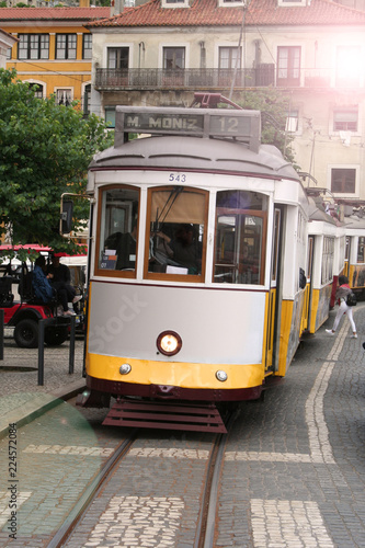 Authentische, gelbe Straßenbahn von Lissabon, Portugal