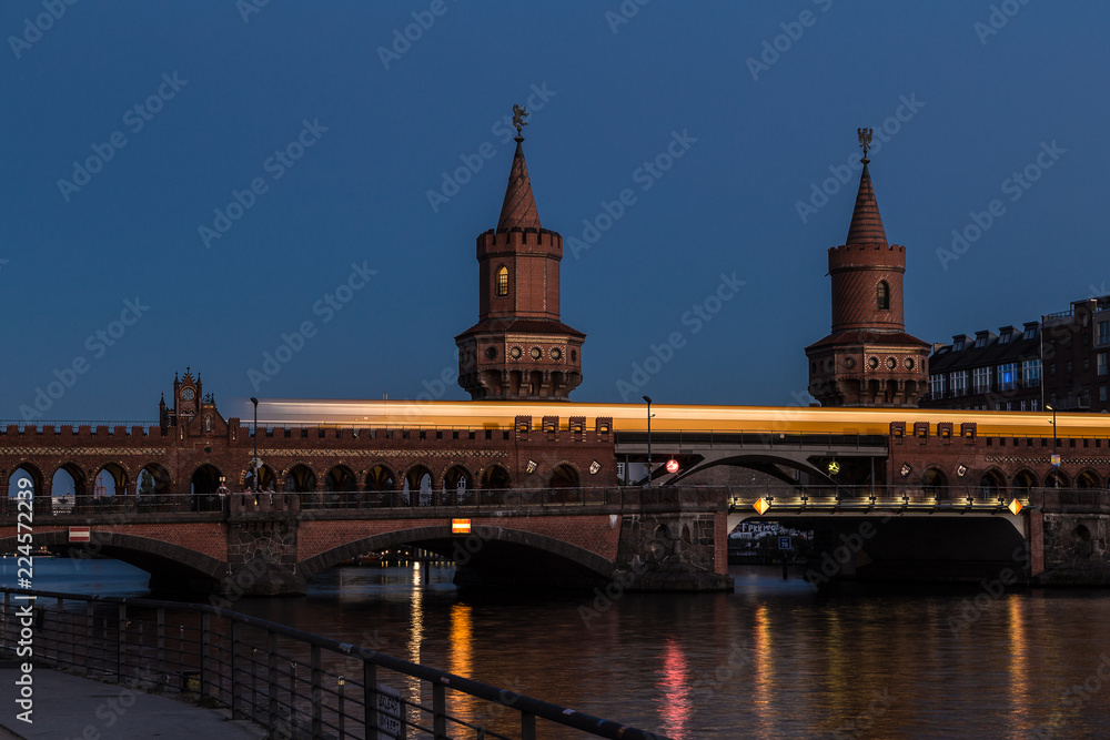 Fototapeta premium Oberbaumbrücke z metrem w Berlinie w nocy