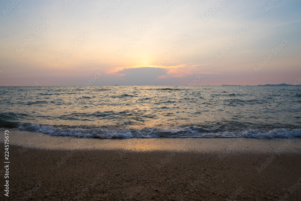 Obraz premium Empty sea and beach background at sunset in evening or sunrise in morning with copy space .Summer vacation and tourist concept . Pattaya, Chonburi ,Thailand
