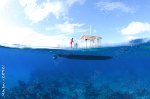 Obraz na plátně Under over divers with boat