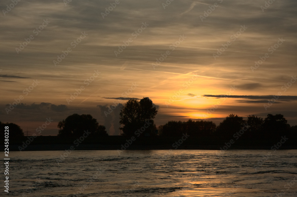 Sonnenuntergang am Düsseldorfer Rhein