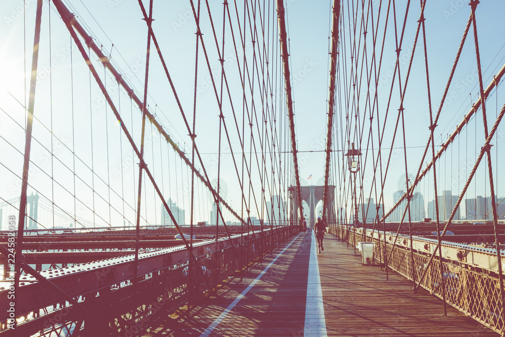 Naklejka premium Widok kolor Vintage Bridge Brooklyn ze szczegółami dźwigarów i kabli pomocniczych, Manhattan City Skyline at Sunrise, Nowy Jork, Nowy Jork, USA