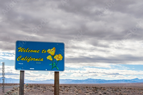 A road sign in the desert saying Welcome to California