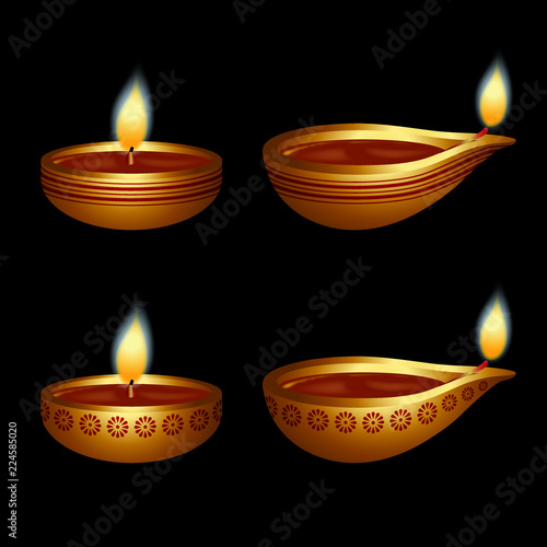 Bougies dans des petits pots décorés de lignes et de fleurs, pour la fête des lumière en Inde, Diwali.