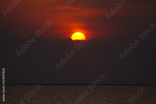 Fototapeta Naklejka Na Ścianę i Meble -  Sonnenuntergang im Wattenmeer an der deutschen Nordsee