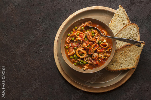 Calamari in umido con piselli e pomodorini - Italian Calamari in Tomato Sauce  and green peas