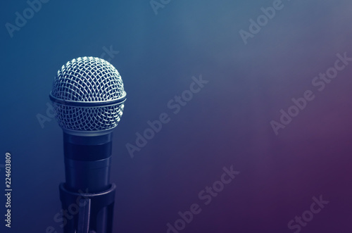Микрофон на фиолетовом фоне, музыкальный инструмент для певца, студия звукозаписи, музыкальная школа