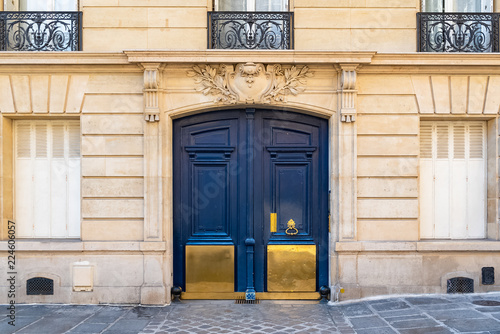 Paris, old wooden door boulevard des Batignolles, beautiful entry porch  © Pascale Gueret