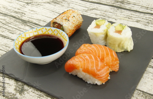 Sushi et maki sur une ardoise