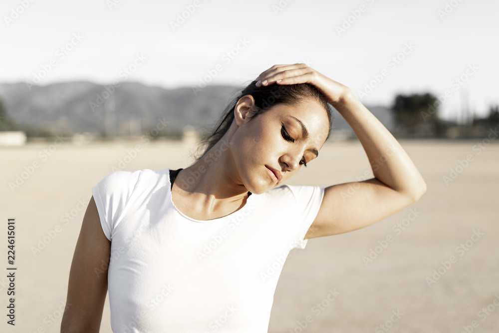 Joven chica practicando deporte. Joven chica practicando deporte.