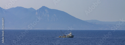 BARCO Y FONDO MONTAÑAS