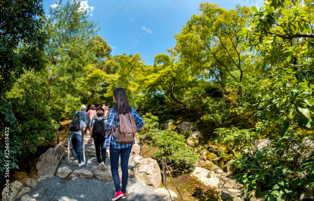 Obraz premium Tourists walking in Kinkakuji Temple 