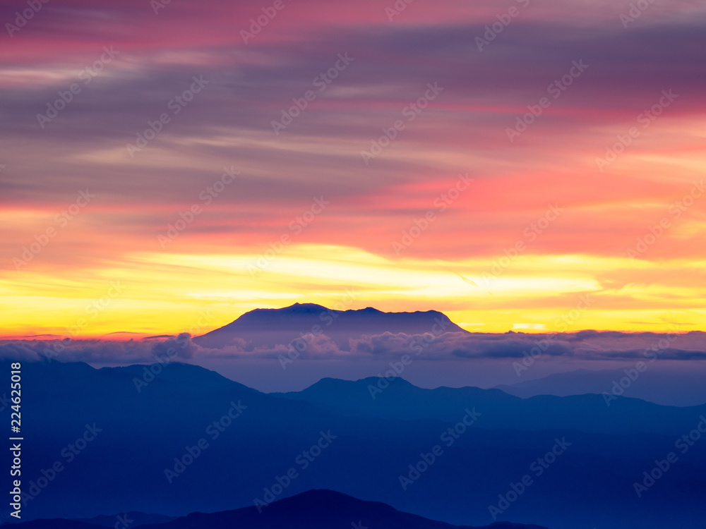 日の入り後の御嶽山