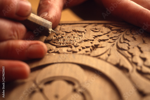 伝統工芸の堆朱、木彫り作業