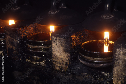 伝統工芸の墨を作るための煤を採取する作業