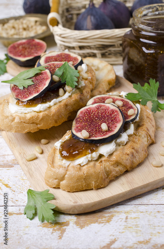 Sandwiches with figs