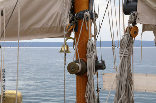 Towing a sailboat with a bell through ropes and pulleys