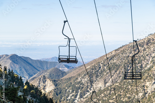 Billede på lærred Chair lift up mountain with scenic California view
