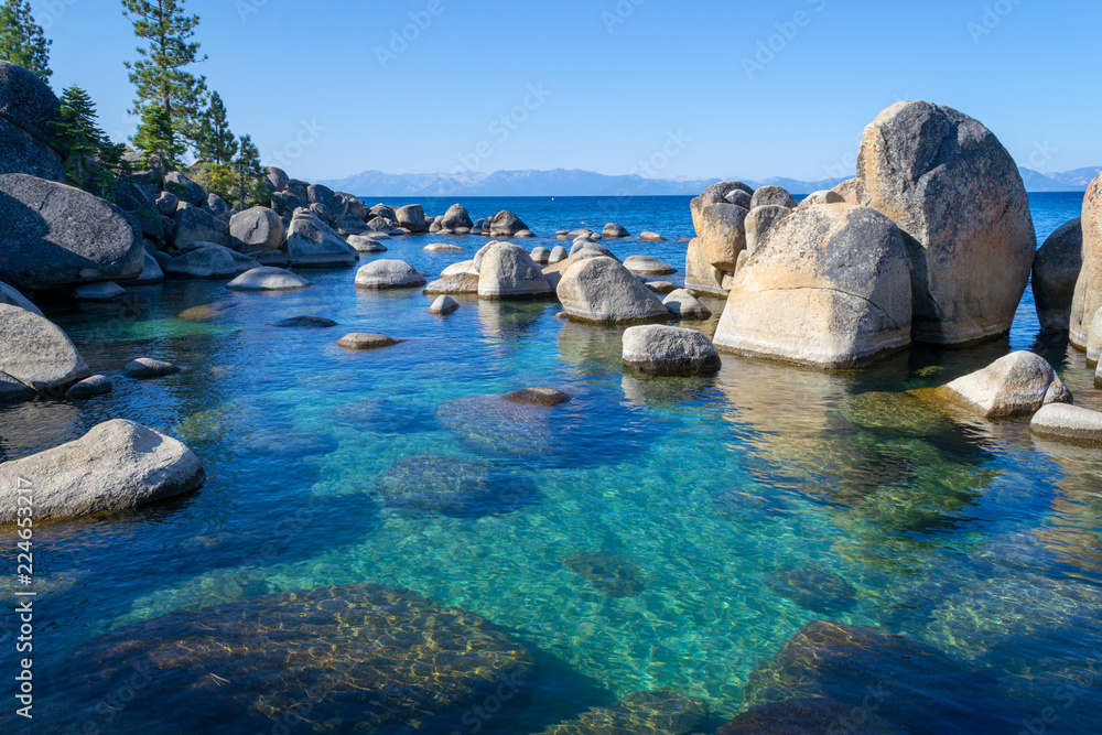 Fototapeta premium Crystalline water at Sand Harbor in Lake Tahoe