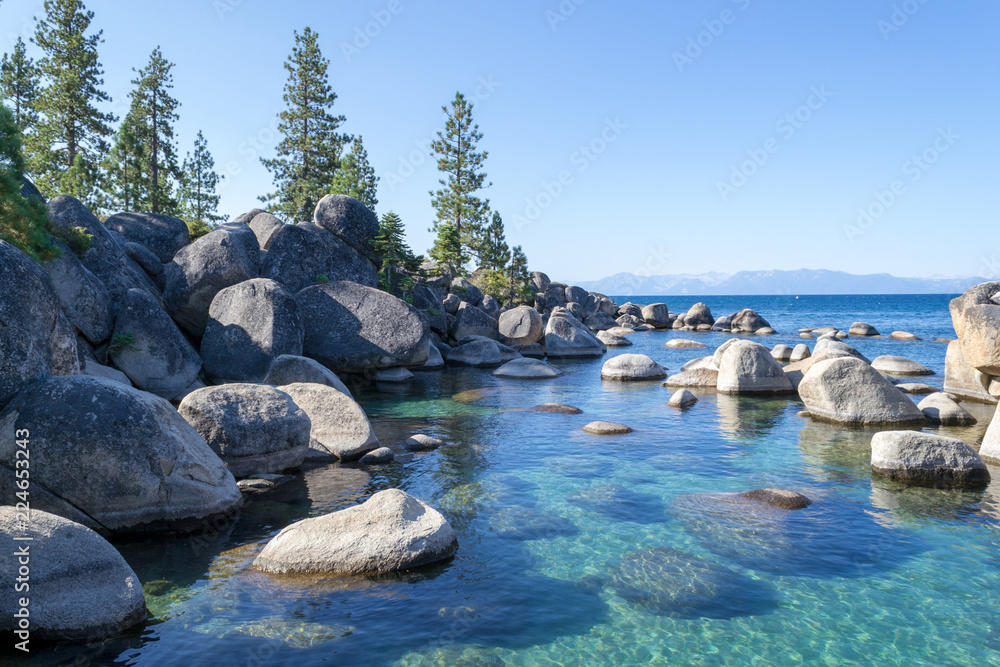 Crystalline water at Sand Harbor in Lake Tahoe - obrazy, fototapety, plakaty 