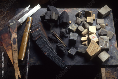 伝統工芸の若狭塗、仕上げ磨きをする砥石など