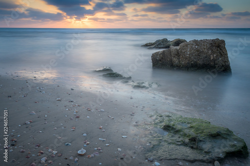 Fototapeta Długi ujawnienie podczas zmierzchu przy plażą Izrael