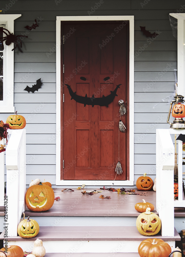 Fototapeta premium Halloween pumpkins and decorations outside a house