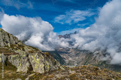 Fototapeta Naklejka Na Ścianę i Meble -  Blick durch die Wolken auf den Unteraargletscher und Grimselsee