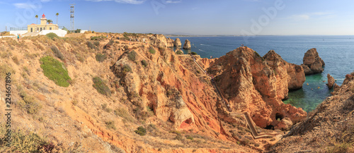 Panorama der Felsenküste beim Ponta da Piedade mit Leuchtturm in Lagos an der Algarve